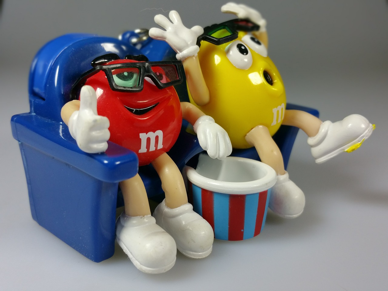 M&Ms sentados no sófa