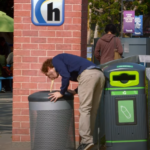 série silicon valley, a imagem mostra richard hendricks vomitando em uma lixeira