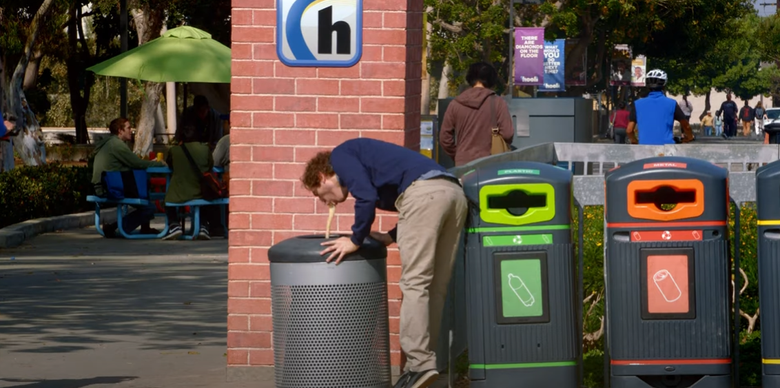 série silicon valley, a imagem mostra richard hendricks vomitando em uma lixeira